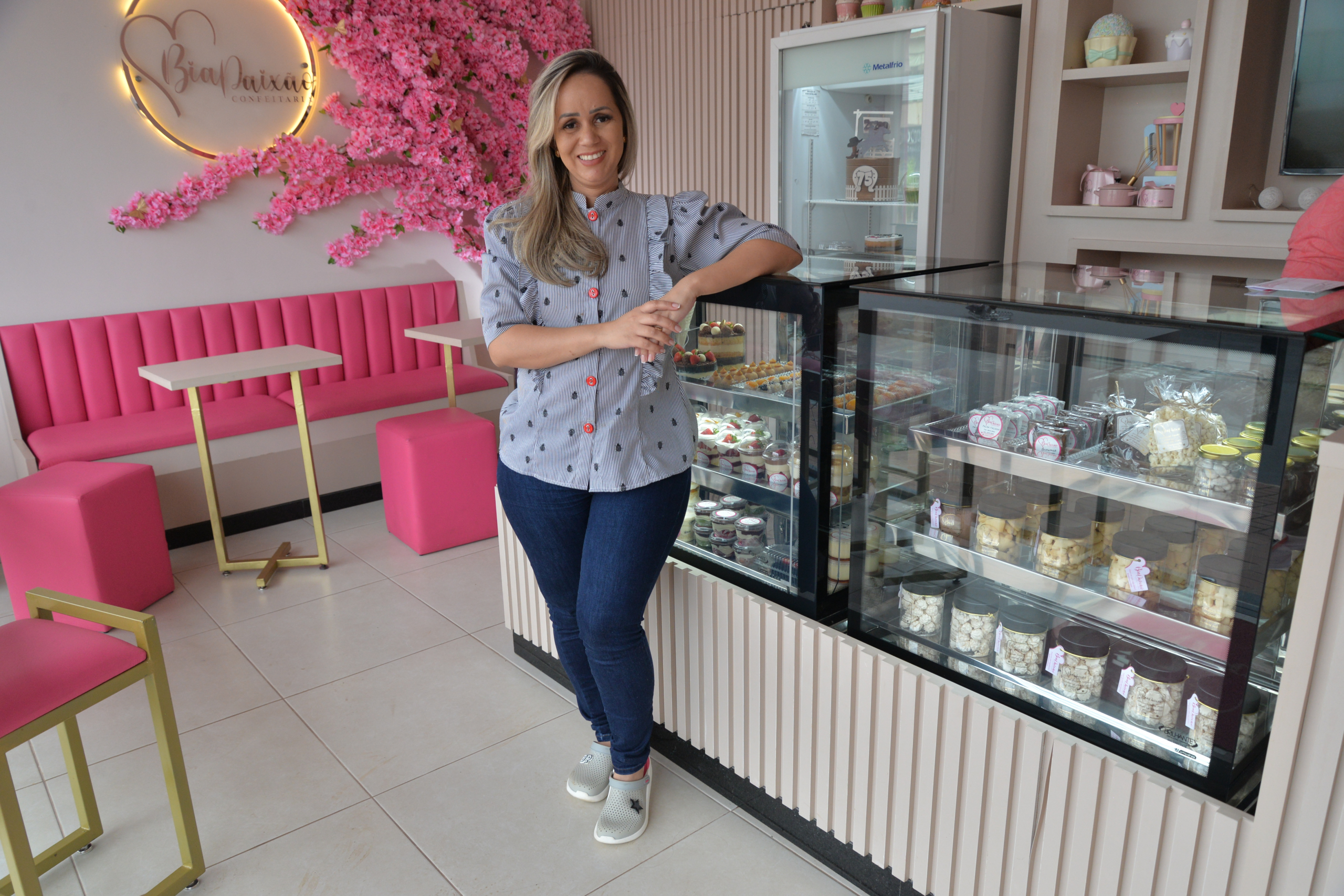 Bia Paixão, dona de confeitaria que se destaca em Porangatu (Fotos: Arquivo pessoal)